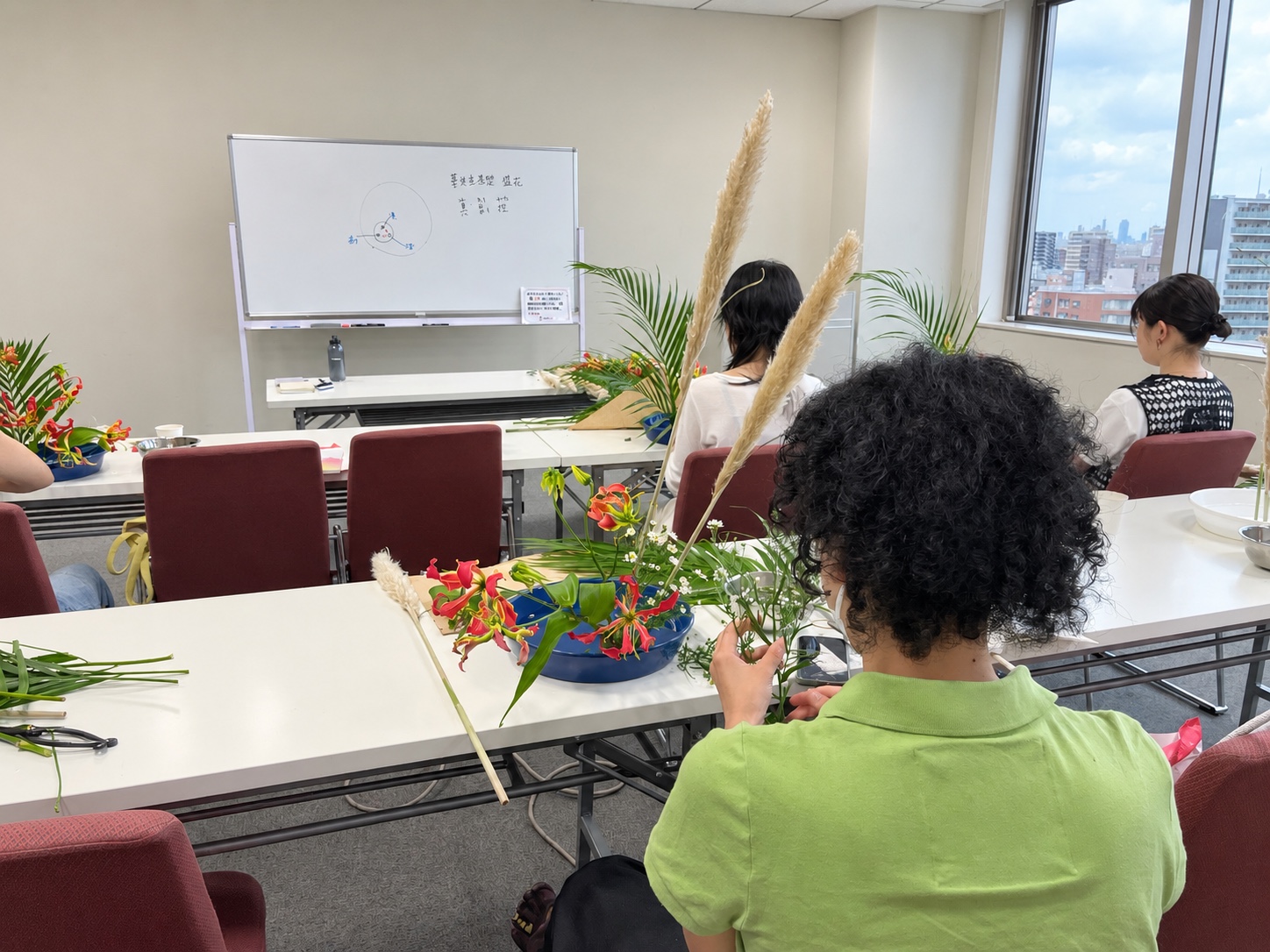 北千住のお花の会で参加者のみなさんが花をいけている様子