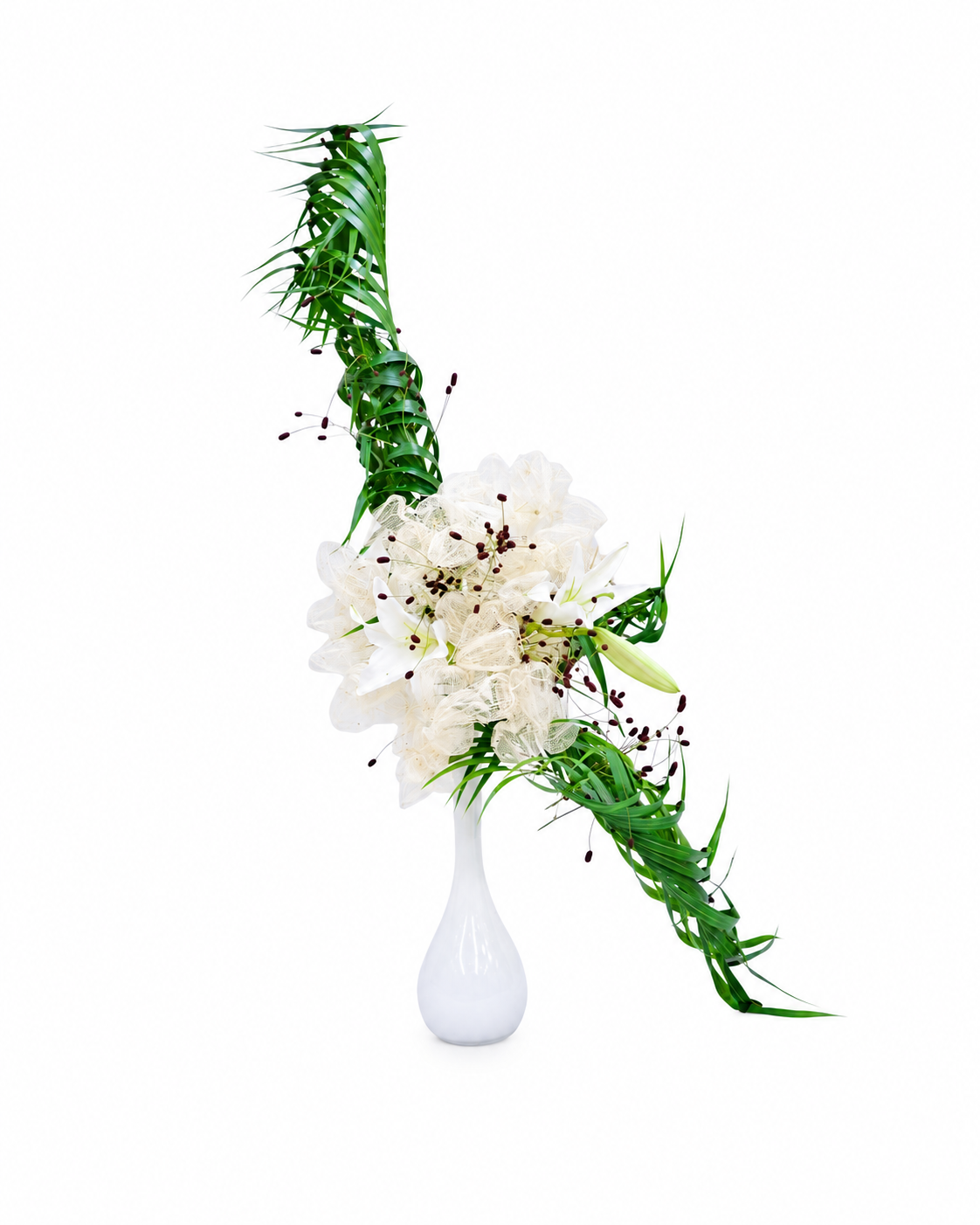 白い花と編んだ緑の葉を生かした自由花