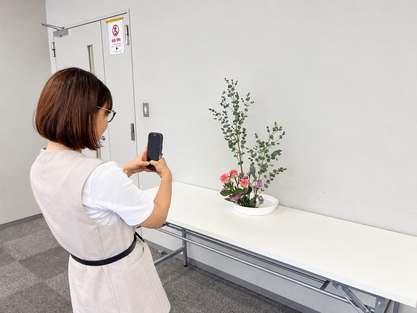 完成したいけばな作品を撮影する参加者